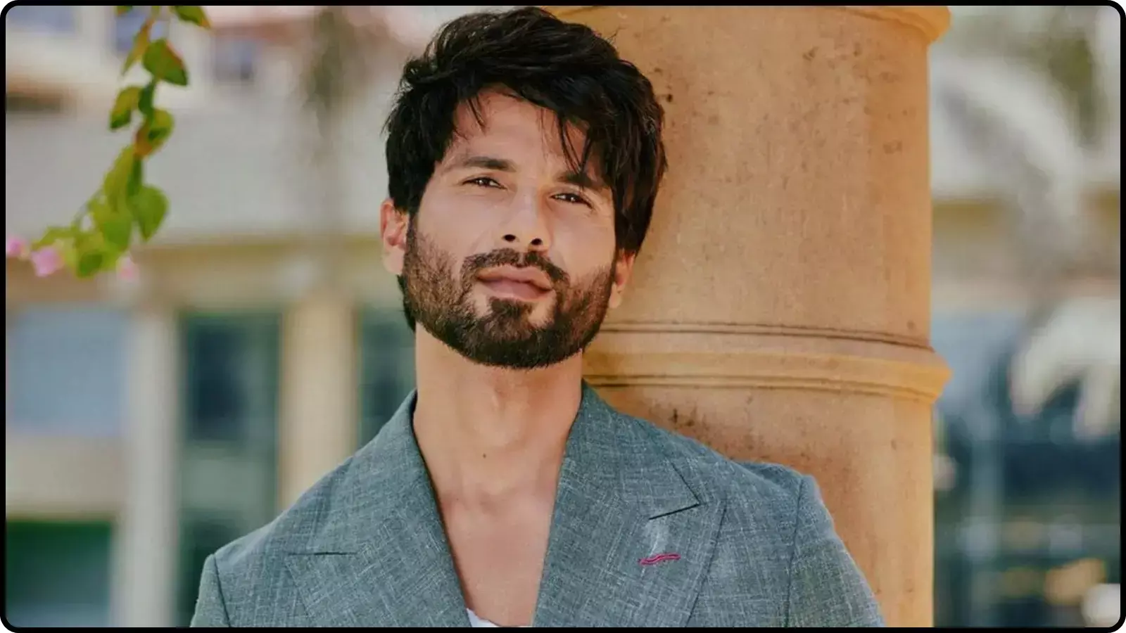 एक खंभे के सहारे खड़े होकर सामने की ओर देखते हुए अभिनेता शाहिद कपूर मुंबई में एक इंटरव्यू के संदर्भ में। एक खंभे के सहारे खड़े होकर सामने की ओर देखते हुए अभिनेता शाहिद कपूर मुंबई में एक इंटरव्यू के संदर्भ में।