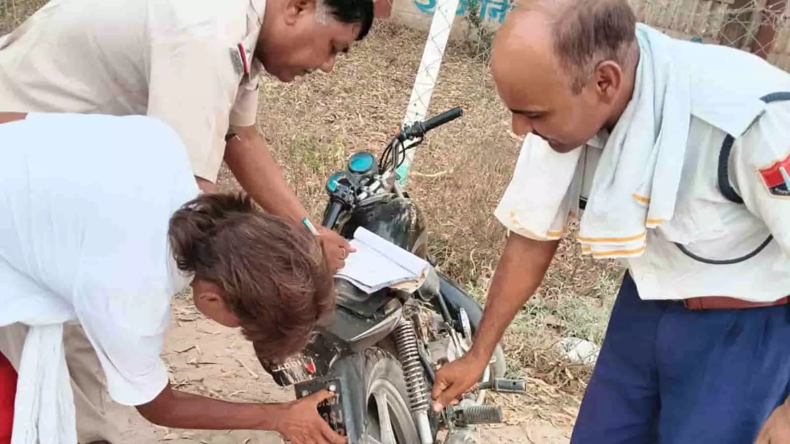 तस्वीर में सड़क किनारे एक मोटरसाइकिल के पास खड़े पुलिसकर्मी मेगा ट्रैफिक प्रवर्तन अभियान के तहत चालान और वाहन जांच की विधिक कार्रवाई के संदर्भ में दिख रहे हैं। तस्वीर में सड़क किनारे एक मोटरसाइकिल के पास खड़े पुलिसकर्मी मेगा ट्रैफिक प्रवर्तन अभियान के तहत चालान और वाहन जांच की विधिक कार्रवाई के संदर्भ में दिख रहे हैं।
