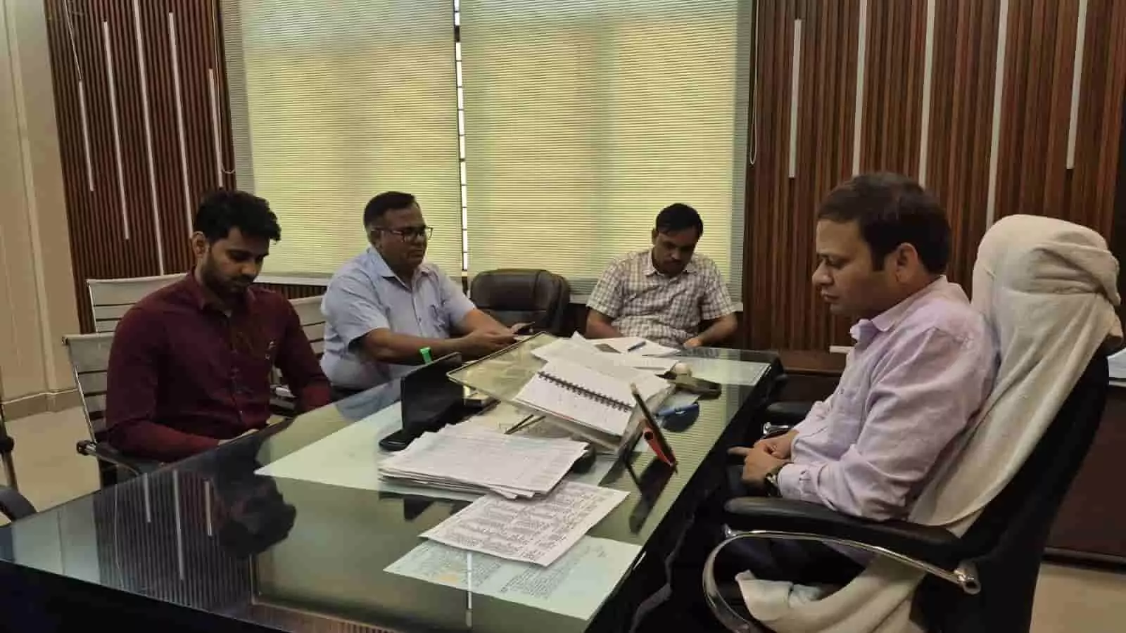 तस्वीर में उप जिलाधिकारी जगमोहन गुप्ता अलीगंज तहसील सभागार में जनगणना कार्य की समीक्षा करते हुए। तस्वीर में उप जिलाधिकारी जगमोहन गुप्ता अलीगंज तहसील सभागार में जनगणना कार्य की समीक्षा करते हुए।