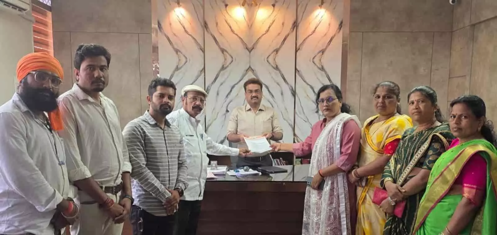 तस्वीर में प्रदीप पाटील खंडापूरकर लातूर जिल्हाधिकाऱ्यांना तलाठ्यांच्या गैरकारभाराबाबत निवेदन देताना दिसत आहेत. तस्वीर में प्रदीप पाटील खंडापूरकर लातूर जिल्हाधिकाऱ्यांना तलाठ्यांच्या गैरकारभाराबाबत निवेदन देताना दिसत आहेत.