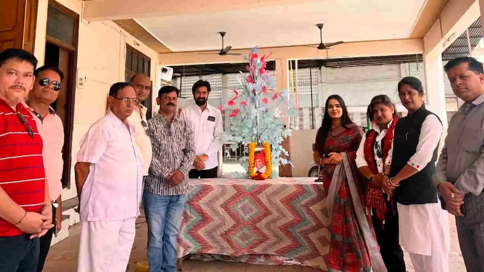 तस्वीर में ब्यावर के रांका जी की बगीची में राजेश पायलट को श्रद्धांजलि देते कांग्रेस पदाधिकारी। तस्वीर में ब्यावर के रांका जी की बगीची में राजेश पायलट को श्रद्धांजलि देते कांग्रेस पदाधिकारी।