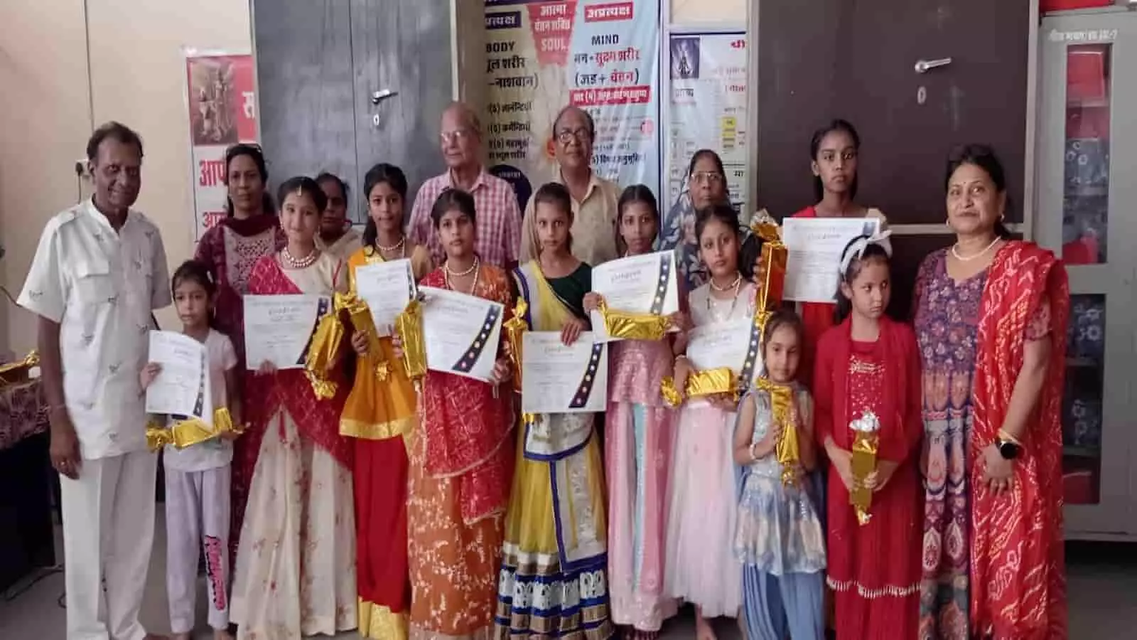 कोटा में संस्कार शिविर के समापन पर बच्चों को सम्मानित करते अतिथि और पदाधिकारी। कोटा में संस्कार शिविर के समापन पर बच्चों को सम्मानित करते अतिथि और पदाधिकारी।
