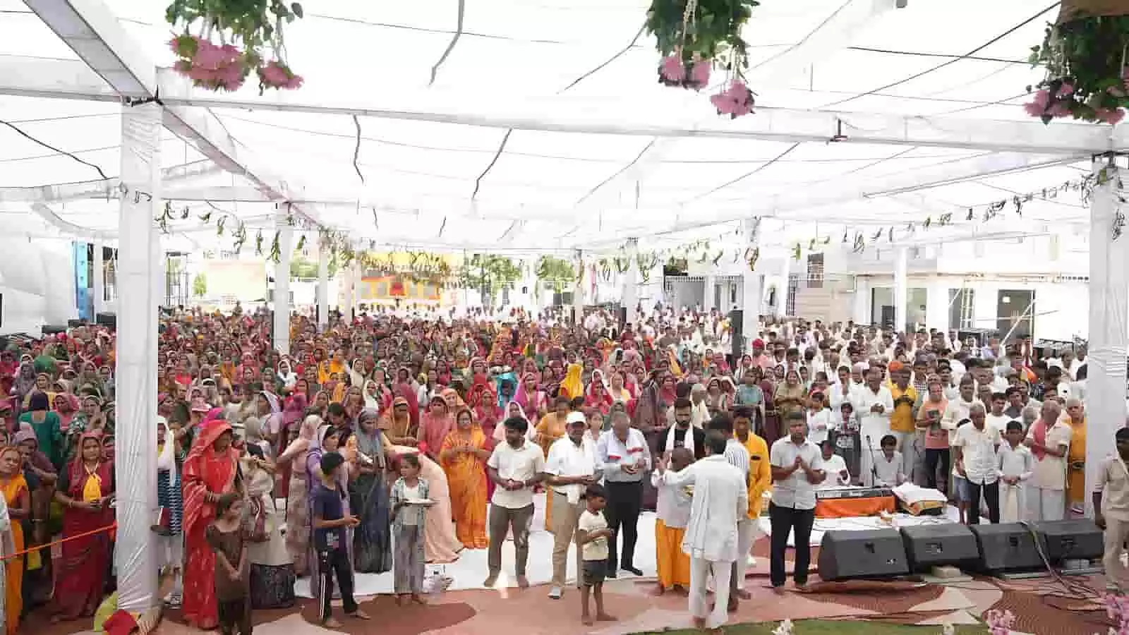 कोटा के श्री धरणीधर गार्डन में भागवत कथा सुन रहे श्रद्धालु और भक्तजन। कोटा के श्री धरणीधर गार्डन में भागवत कथा सुन रहे श्रद्धालु और भक्तजन।