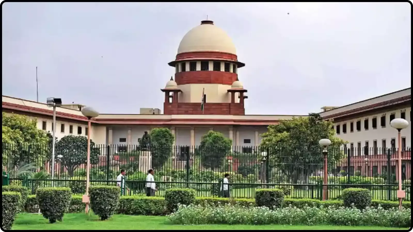 मुख्य गुंबद वाली अदालत की इमारत और हरा बगीचा नई दिल्ली में सुप्रीम कोर्ट परिसर के संदर्भ में। मुख्य गुंबद वाली अदालत की इमारत और हरा बगीचा नई दिल्ली में सुप्रीम कोर्ट परिसर के संदर्भ में।