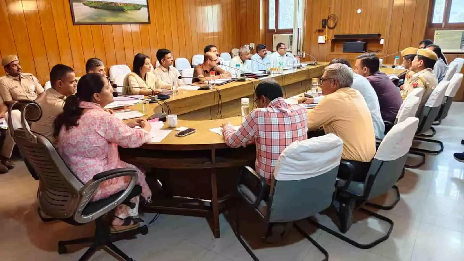 तस्वीर में लकड़ी की दीवारों वाले मीटिंग हॉल में विभिन्न विभागों के आला अधिकारी और पुलिसकर्मी जिले को नशा मुक्त बनाने के लिए आयोजित उच्च स्तरीय प्रशासनिक बैठक के संदर्भ में दिख रहे हैं। तस्वीर में लकड़ी की दीवारों वाले मीटिंग हॉल में विभिन्न विभागों के आला अधिकारी और पुलिसकर्मी जिले को नशा मुक्त बनाने के लिए आयोजित उच्च स्तरीय प्रशासनिक बैठक के संदर्भ में दिख रहे हैं।