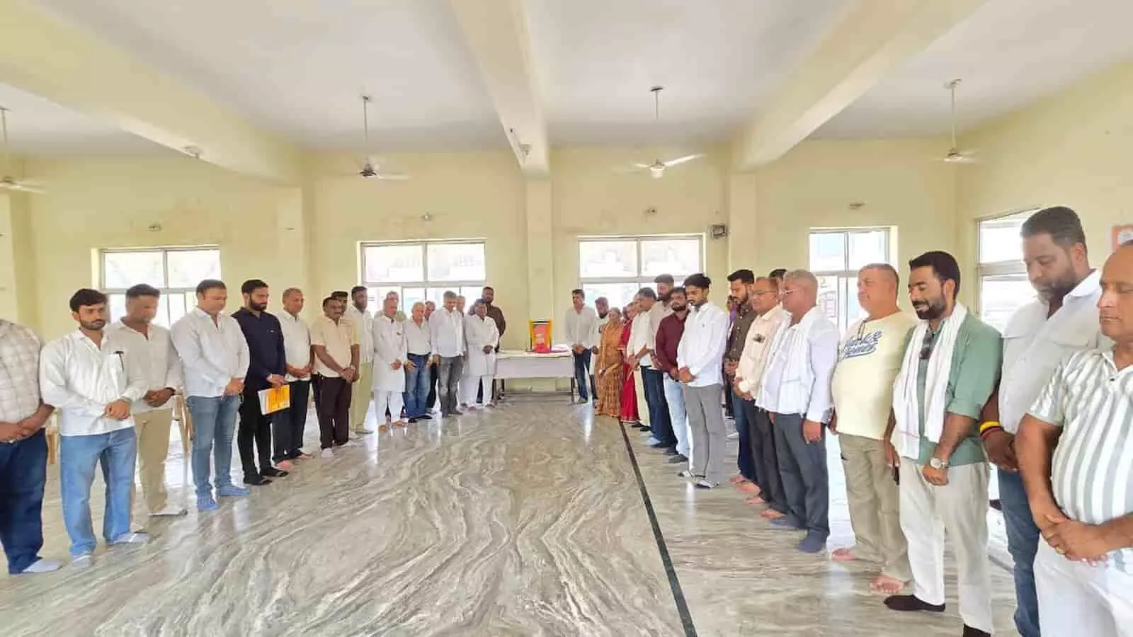 तस्वीर में संगमरमर के फर्श वाले बड़े कमरे के भीतर दोनों तरफ कतार में खड़े लोग पूर्व केंद्रीय मंत्री राजेश पायलट की पुण्यतिथि पर आयोजित शोक सभा के संदर्भ में दिख रहे हैं। तस्वीर में संगमरमर के फर्श वाले बड़े कमरे के भीतर दोनों तरफ कतार में खड़े लोग पूर्व केंद्रीय मंत्री राजेश पायलट की पुण्यतिथि पर आयोजित शोक सभा के संदर्भ में दिख रहे हैं।