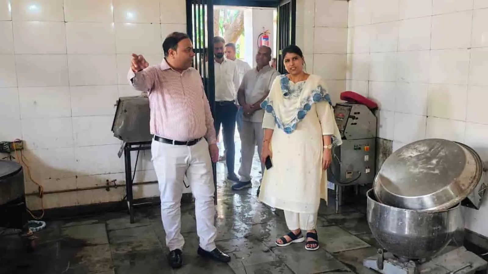 तस्वीर में सफेद टाइल्स वाली जेल की रसोई के भीतर अधिकारियों को साफ-सफाई और भोजन पकाने की व्यवस्था का जायजा लेते हुए बंदी विधिक सहायता के संदर्भ में दिखाया गया है। तस्वीर में सफेद टाइल्स वाली जेल की रसोई के भीतर अधिकारियों को साफ-सफाई और भोजन पकाने की व्यवस्था का जायजा लेते हुए बंदी विधिक सहायता के संदर्भ में दिखाया गया है।