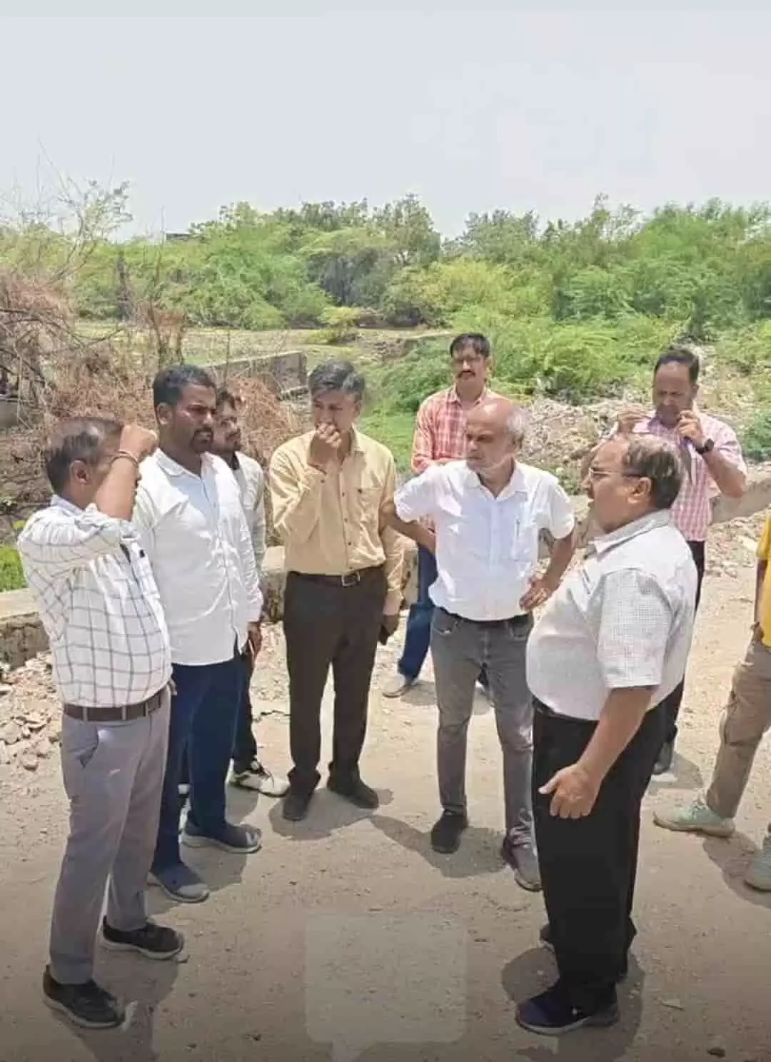 भीलवाड़ा में विधायक अशोक कुमार कोठारी नाला सफाई कार्य का निरीक्षण करते हुए। भीलवाड़ा में विधायक अशोक कुमार कोठारी नाला सफाई कार्य का निरीक्षण करते हुए।