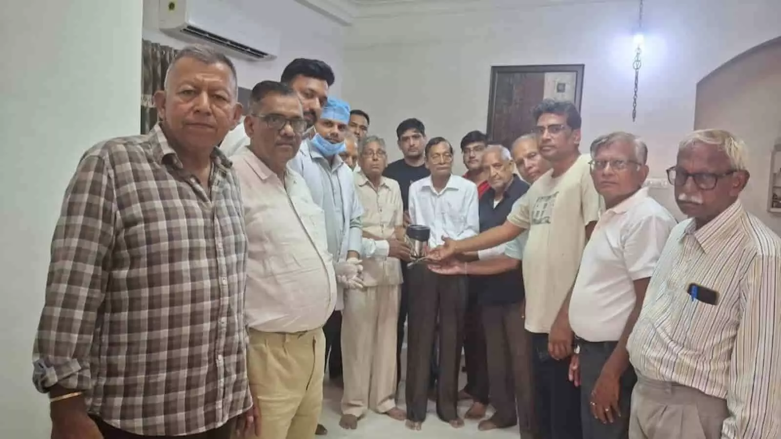 तस्वीर में एक घरेलू कमरे के भीतर खड़े पुरुषों का समूह मरणोपरांत नेत्रदान की पुनीत प्रक्रिया पूरी होने के बाद मानवीय सेवा और संवेदना के संदर्भ में दिख रहा है। तस्वीर में एक घरेलू कमरे के भीतर खड़े पुरुषों का समूह मरणोपरांत नेत्रदान की पुनीत प्रक्रिया पूरी होने के बाद मानवीय सेवा और संवेदना के संदर्भ में दिख रहा है।