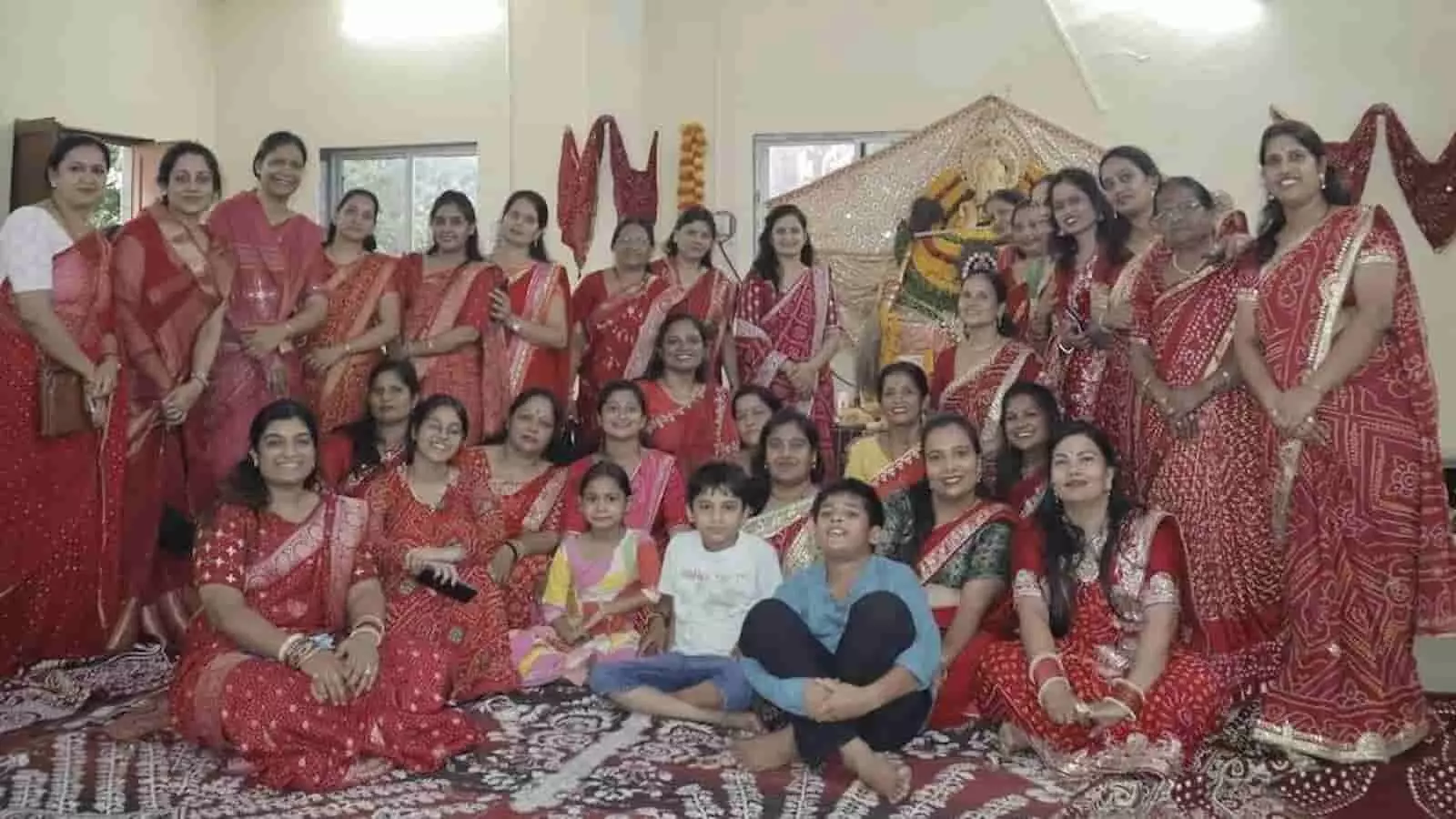 तस्वीर में पारंपरिक लाल साड़ियों में सजी महिलाओं और बच्चों का समूह अधिक मास के पावन अवसर पर आयोजित धार्मिक संकीर्तन और सांस्कृतिक उत्सव के संदर्भ में दिख रहा है। तस्वीर में पारंपरिक लाल साड़ियों में सजी महिलाओं और बच्चों का समूह अधिक मास के पावन अवसर पर आयोजित धार्मिक संकीर्तन और सांस्कृतिक उत्सव के संदर्भ में दिख रहा है।