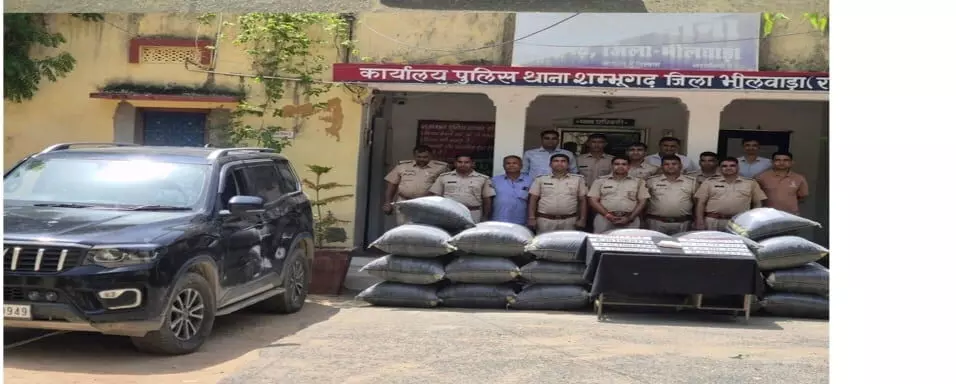शम्भूगढ़ पुलिस थाने के बाहर जब्त डोडा चूरा और स्कॉर्पियो-N गाड़ी के साथ तैनात पुलिस अधिकारी। शम्भूगढ़ पुलिस थाने के बाहर जब्त डोडा चूरा और स्कॉर्पियो-N गाड़ी के साथ तैनात पुलिस अधिकारी।