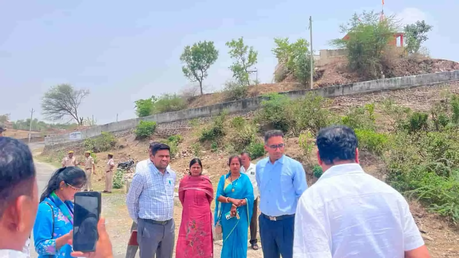 जिला कलक्टर गौरव अग्रवाल नयागांव में क्षतिग्रस्त पुलिया की गुणवत्ता की जांच करते हुए। जिला कलक्टर गौरव अग्रवाल नयागांव में क्षतिग्रस्त पुलिया की गुणवत्ता की जांच करते हुए।
