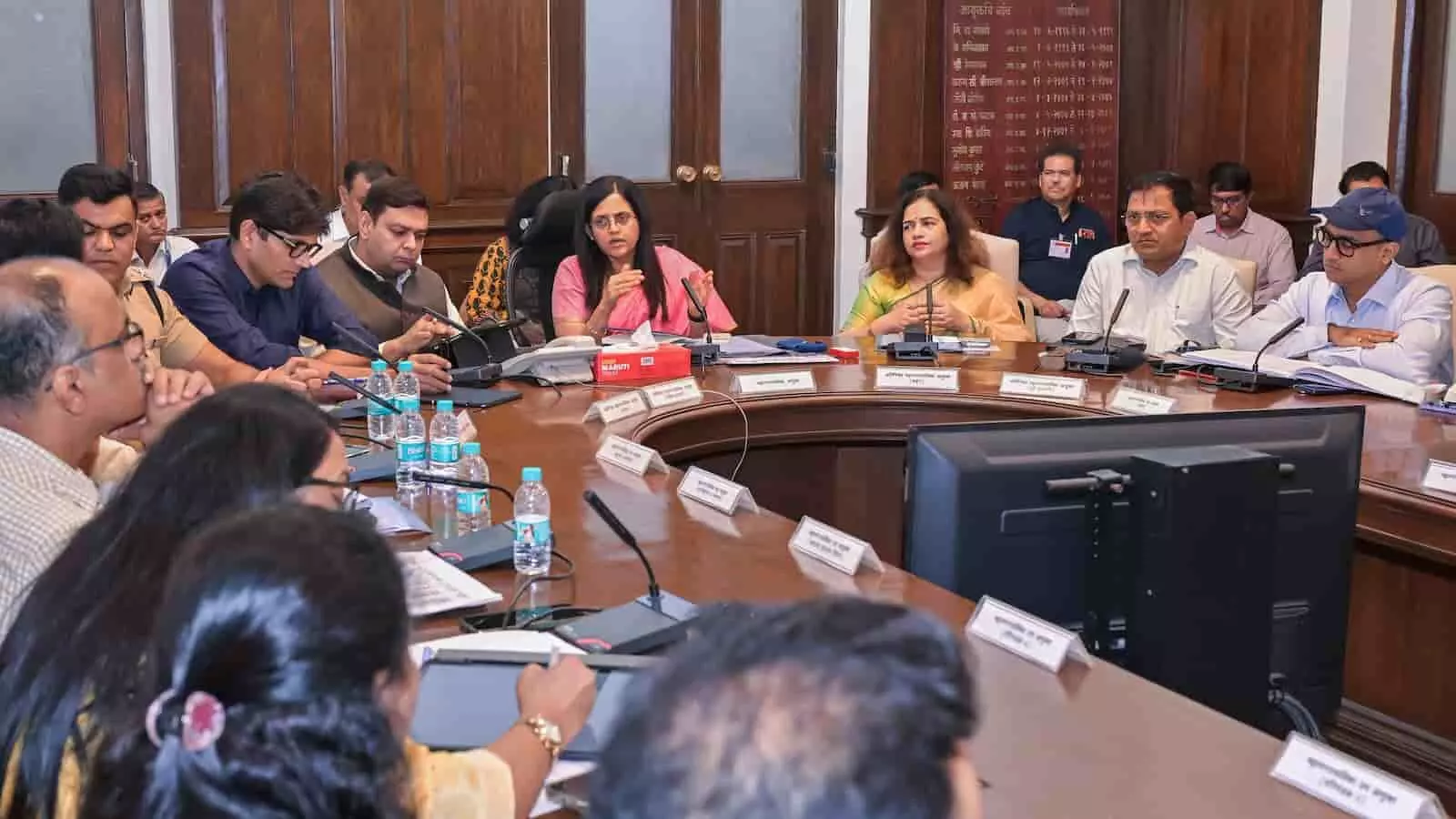 बीएमसी मुख्यालय में आयुक्त अश्विनी भिडे अधिकारियों के साथ मानसून तैयारियों की बैठक कर रही हैं। बीएमसी मुख्यालय में आयुक्त अश्विनी भिडे अधिकारियों के साथ मानसून तैयारियों की बैठक कर रही हैं।