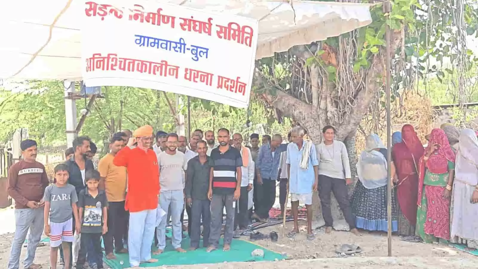 बुल गांव में सड़क निर्माण में धांधली के विरोध में धरने पर बैठे ग्रामीण। बुल गांव में सड़क निर्माण में धांधली के विरोध में धरने पर बैठे ग्रामीण।