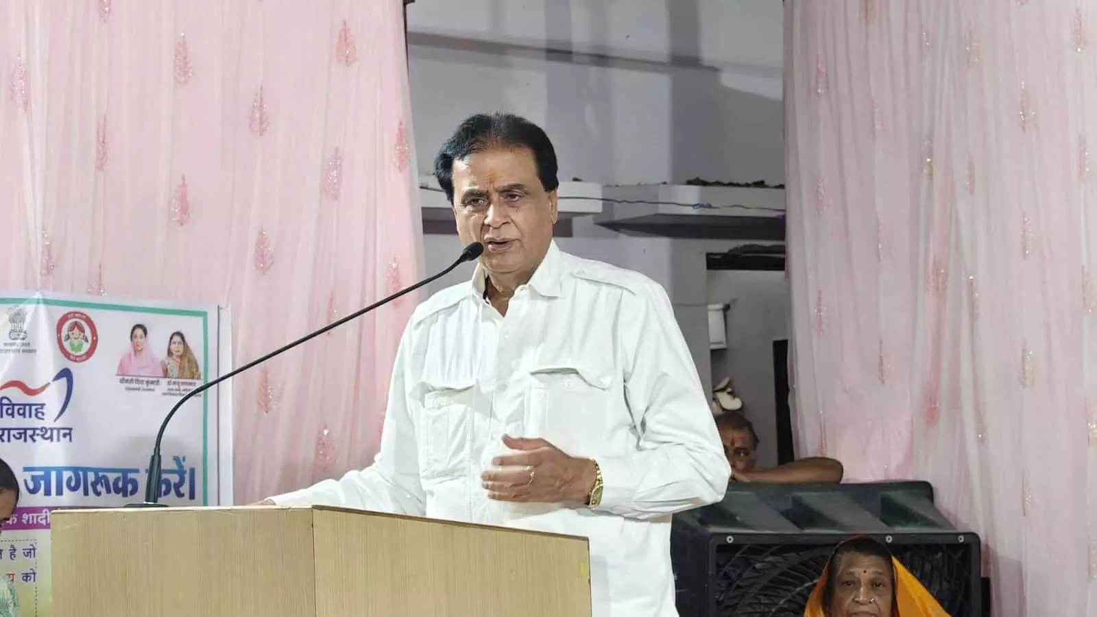 निंबाहेड़ा में सरकारी योजनाओं की जानकारी लेती महिलाएं और जनप्रतिनिधि उपस्थित हैं। निंबाहेड़ा में सरकारी योजनाओं की जानकारी लेती महिलाएं और जनप्रतिनिधि उपस्थित हैं।