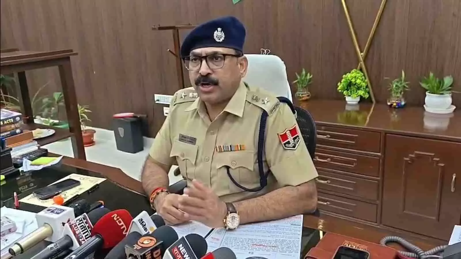 तस्वीर में करौली पुलिस अधीक्षक लोकेश सोनवाल मासलपुर दहेज हत्या मामले का खुलासा करते हुए। तस्वीर में करौली पुलिस अधीक्षक लोकेश सोनवाल मासलपुर दहेज हत्या मामले का खुलासा करते हुए।
