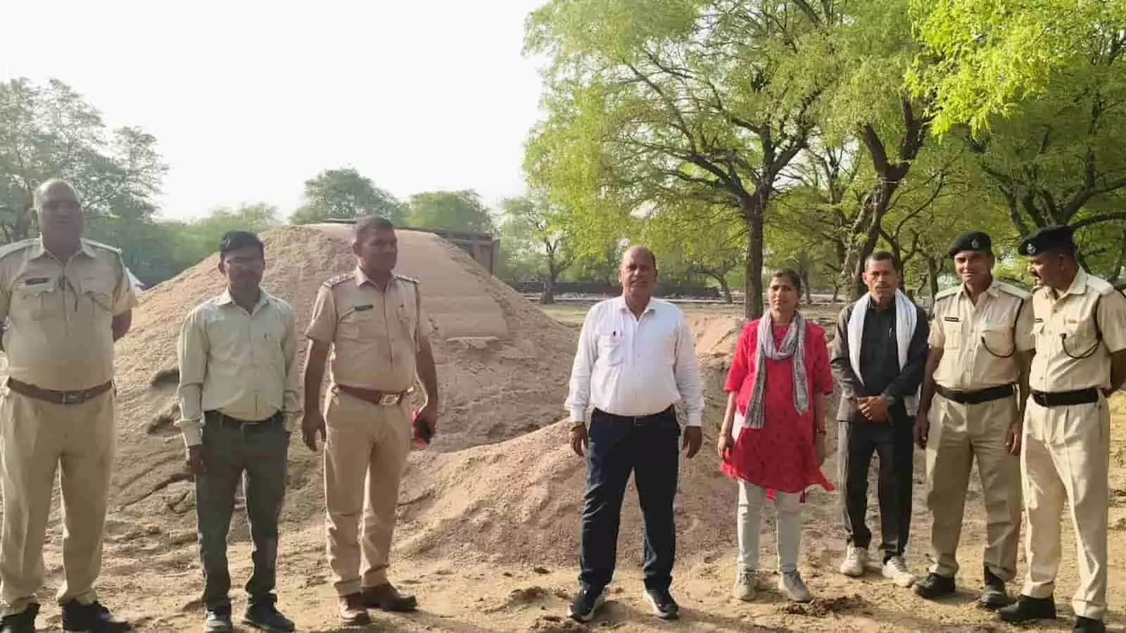 बेगूं में अवैध बजरी भंडारण की जांच करते राजस्व अधिकारी और पुलिस बल। बेगूं में अवैध बजरी भंडारण की जांच करते राजस्व अधिकारी और पुलिस बल।