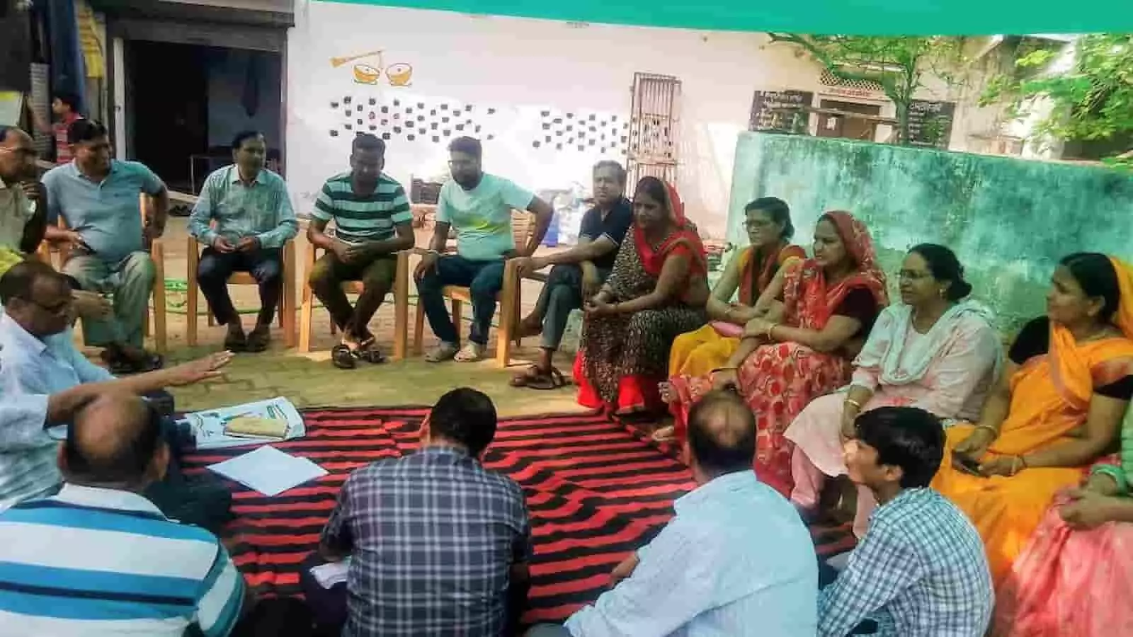 गोपाल गौशाला में बैठक के दौरान फर्श पर बैठकर विचार-विमर्श करते कान्हा गौ माता सेवा समिति के पुरुष और महिला सदस्य। गोपाल गौशाला में बैठक के दौरान फर्श पर बैठकर विचार-विमर्श करते कान्हा गौ माता सेवा समिति के पुरुष और महिला सदस्य।