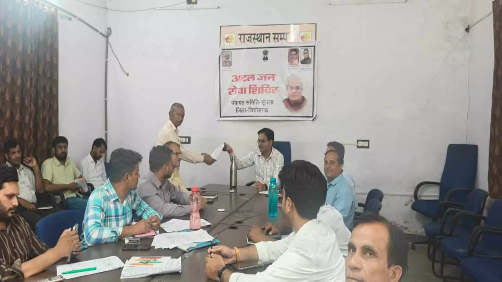 डूंगला में जनसुनवाई के दौरान अधिकारियों को ज्ञापन सौंपते हुए स्थानीय ग्रामीण। डूंगला में जनसुनवाई के दौरान अधिकारियों को ज्ञापन सौंपते हुए स्थानीय ग्रामीण।
