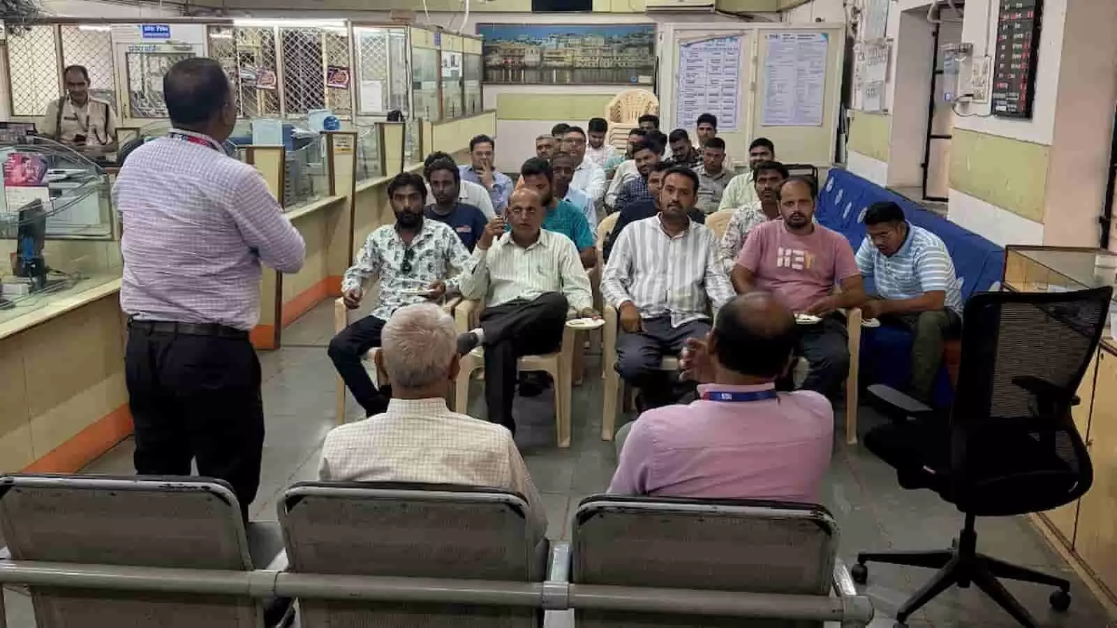 एसबीआई खेरवाड़ा में अधिकारी व्यापारियों को साइबर सुरक्षा और निवेश के प्रति जागरूक कर रहे हैं। एसबीआई खेरवाड़ा में अधिकारी व्यापारियों को साइबर सुरक्षा और निवेश के प्रति जागरूक कर रहे हैं।