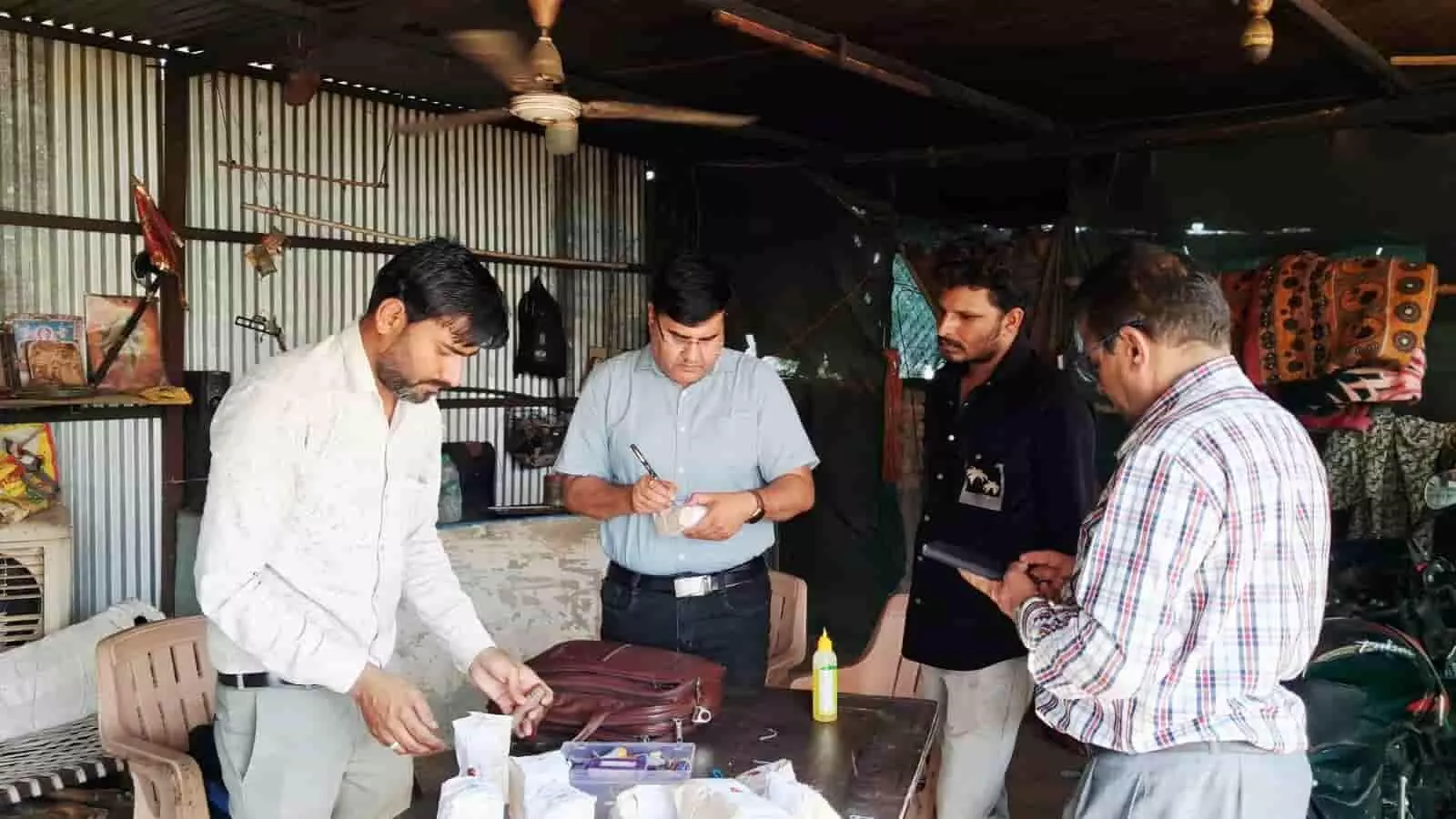 खाद्य सुरक्षा अधिकारी मनासा में अस्वच्छता के कारण रेस्टोरेंट की जांच करते हुए। खाद्य सुरक्षा अधिकारी मनासा में अस्वच्छता के कारण रेस्टोरेंट की जांच करते हुए।