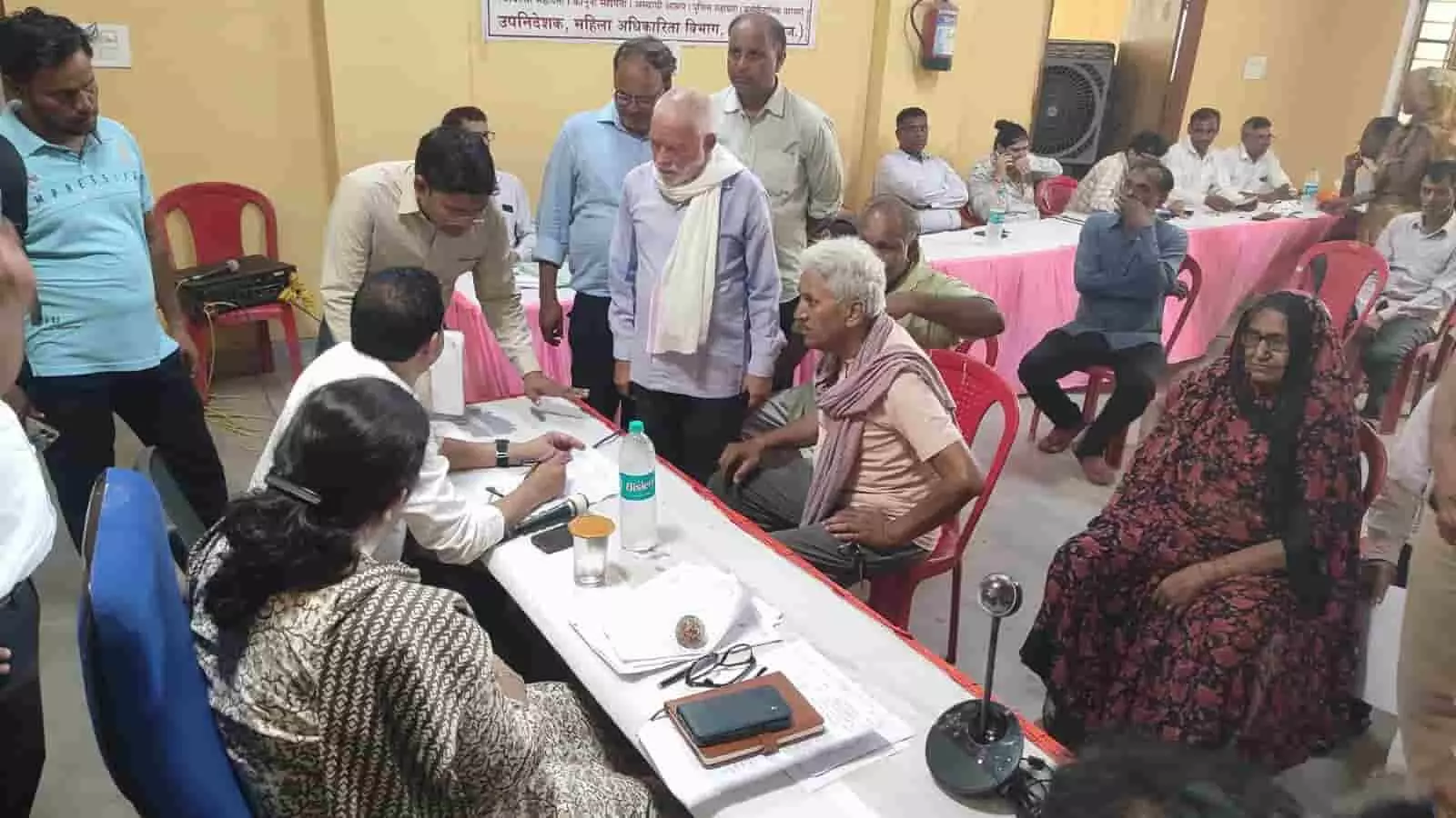 भुसावर उपखंड कार्यालय में संभागीय आयुक्त नलिनी कठोतिया जनसुनवाई में लोगों की समस्याएं सुनते हुए। भुसावर उपखंड कार्यालय में संभागीय आयुक्त नलिनी कठोतिया जनसुनवाई में लोगों की समस्याएं सुनते हुए।