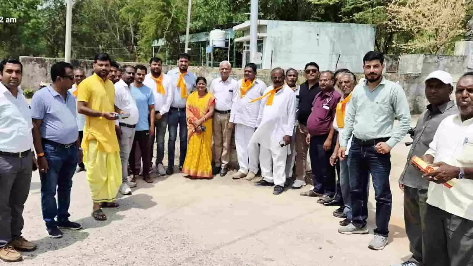 खेरवाड़ा के प्रमुख चौराहों पर हाई मास्ट लाइटों के उद्घाटन अवसर पर उपस्थित जनप्रतिनिधि और स्थानीय नागरिक। खेरवाड़ा के प्रमुख चौराहों पर हाई मास्ट लाइटों के उद्घाटन अवसर पर उपस्थित जनप्रतिनिधि और स्थानीय नागरिक।