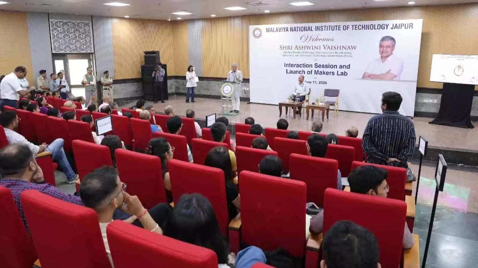 केंद्रीय मंत्री अश्विनी वैष्णव MNIT जयपुर में नई क्वांटम कंप्यूटिंग और AI प्रयोगशाला का उद्घाटन कर रहे हैं। केंद्रीय मंत्री अश्विनी वैष्णव MNIT जयपुर में नई क्वांटम कंप्यूटिंग और AI प्रयोगशाला का उद्घाटन कर रहे हैं।