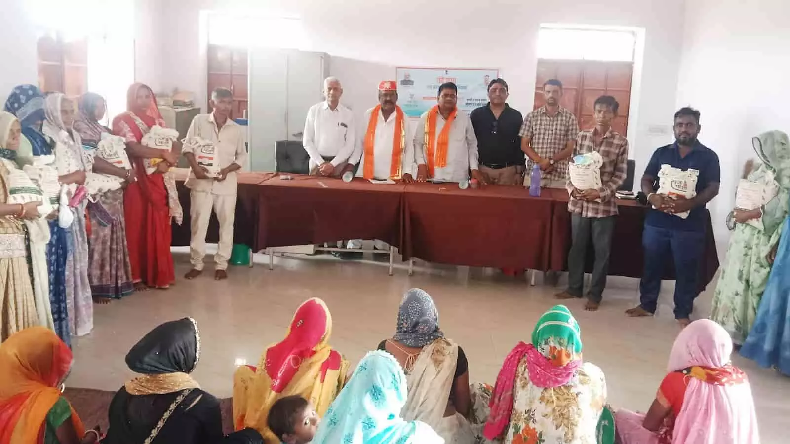 तस्वीर में खेरवाड़ा में पूर्व विधायक नानालाल आहारी किसानों को मक्का बीज वितरित करते हुए। तस्वीर में खेरवाड़ा में पूर्व विधायक नानालाल आहारी किसानों को मक्का बीज वितरित करते हुए।