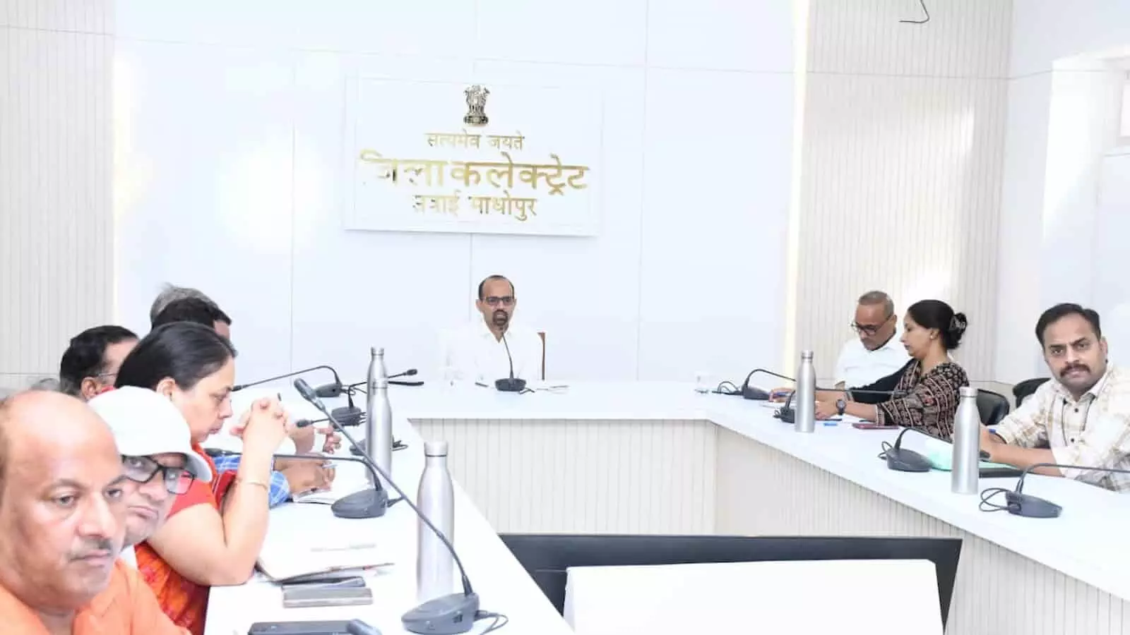 तस्वीर में सवाई माधोपुर जिला कलेक्ट्रेट के बैठक कक्ष में प्रशासनिक अधिकारी सेवा शिविरों की तैयारियों को लेकर उच्च स्तरीय समीक्षा बैठक करते हुए दिख रहे हैं। तस्वीर में सवाई माधोपुर जिला कलेक्ट्रेट के बैठक कक्ष में प्रशासनिक अधिकारी सेवा शिविरों की तैयारियों को लेकर उच्च स्तरीय समीक्षा बैठक करते हुए दिख रहे हैं।