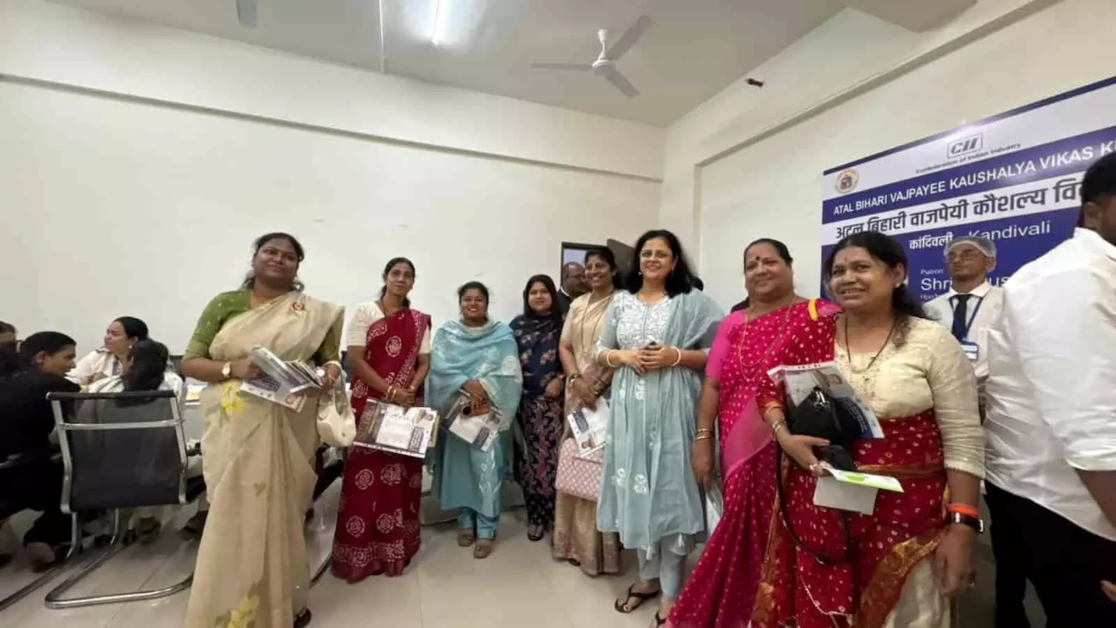 बीएमसी समिति की अध्यक्षा मीनल तुर्डे कांदिवली स्थित कौशल विकास केंद्र का निरीक्षण करती हुई। बीएमसी समिति की अध्यक्षा मीनल तुर्डे कांदिवली स्थित कौशल विकास केंद्र का निरीक्षण करती हुई।