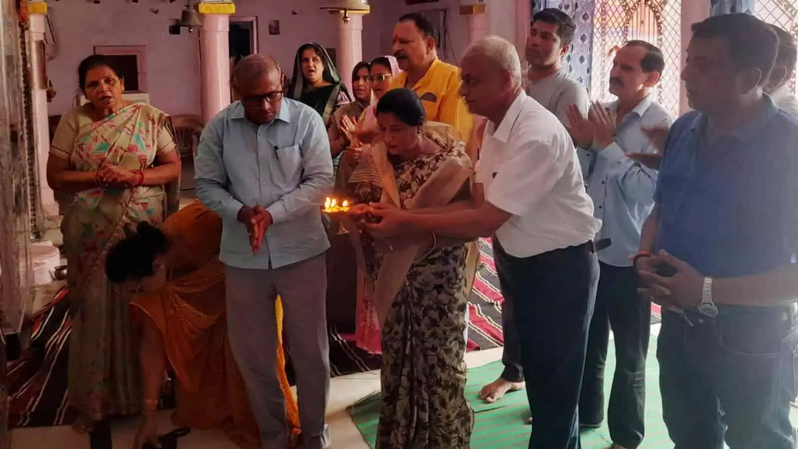 तस्वीर में खेरवाड़ा के राम मंदिर में केंद्र सरकार के गौरवशाली वर्ष पूर्ण होने पर महाआरती करते लोग। तस्वीर में खेरवाड़ा के राम मंदिर में केंद्र सरकार के गौरवशाली वर्ष पूर्ण होने पर महाआरती करते लोग।