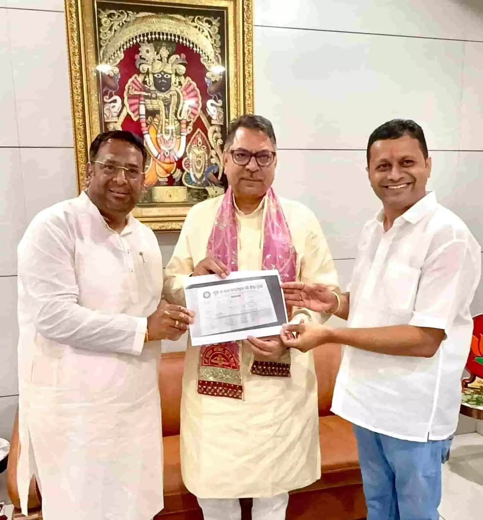 तस्वीर में राज्यसभा सांसद डॉ. सतीश पूनिया का सम्मान करते भाजपा कार्यकर्ता, जो सामाजिक सेवा के लिए गौशाला ट्रस्ट को सहयोग राशि भेंट कर रहे हैं। तस्वीर में राज्यसभा सांसद डॉ. सतीश पूनिया का सम्मान करते भाजपा कार्यकर्ता, जो सामाजिक सेवा के लिए गौशाला ट्रस्ट को सहयोग राशि भेंट कर रहे हैं।