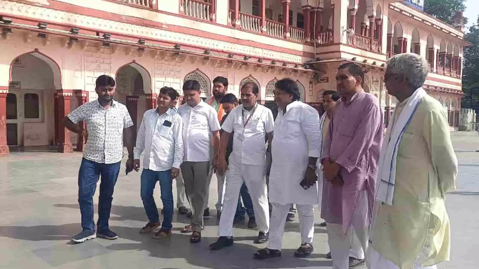 तस्वीर में भाजपा नेता मानसिंह गुर्जर पार्टी कार्यकर्ताओं के साथ सवाई माधोपुर रेलवे स्टेशन के नवनिर्मित भवन के सामने खड़े होकर निरीक्षण करते दिख रहे हैं। तस्वीर में भाजपा नेता मानसिंह गुर्जर पार्टी कार्यकर्ताओं के साथ सवाई माधोपुर रेलवे स्टेशन के नवनिर्मित भवन के सामने खड़े होकर निरीक्षण करते दिख रहे हैं।