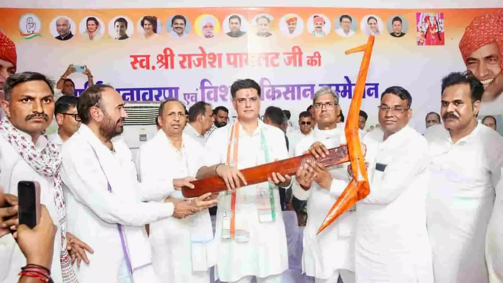 तस्वीर में सचिन पायलट को हिंडौन के किसान सम्मेलन में हल भेंट करते हुए आयोजक। तस्वीर में सचिन पायलट को हिंडौन के किसान सम्मेलन में हल भेंट करते हुए आयोजक।