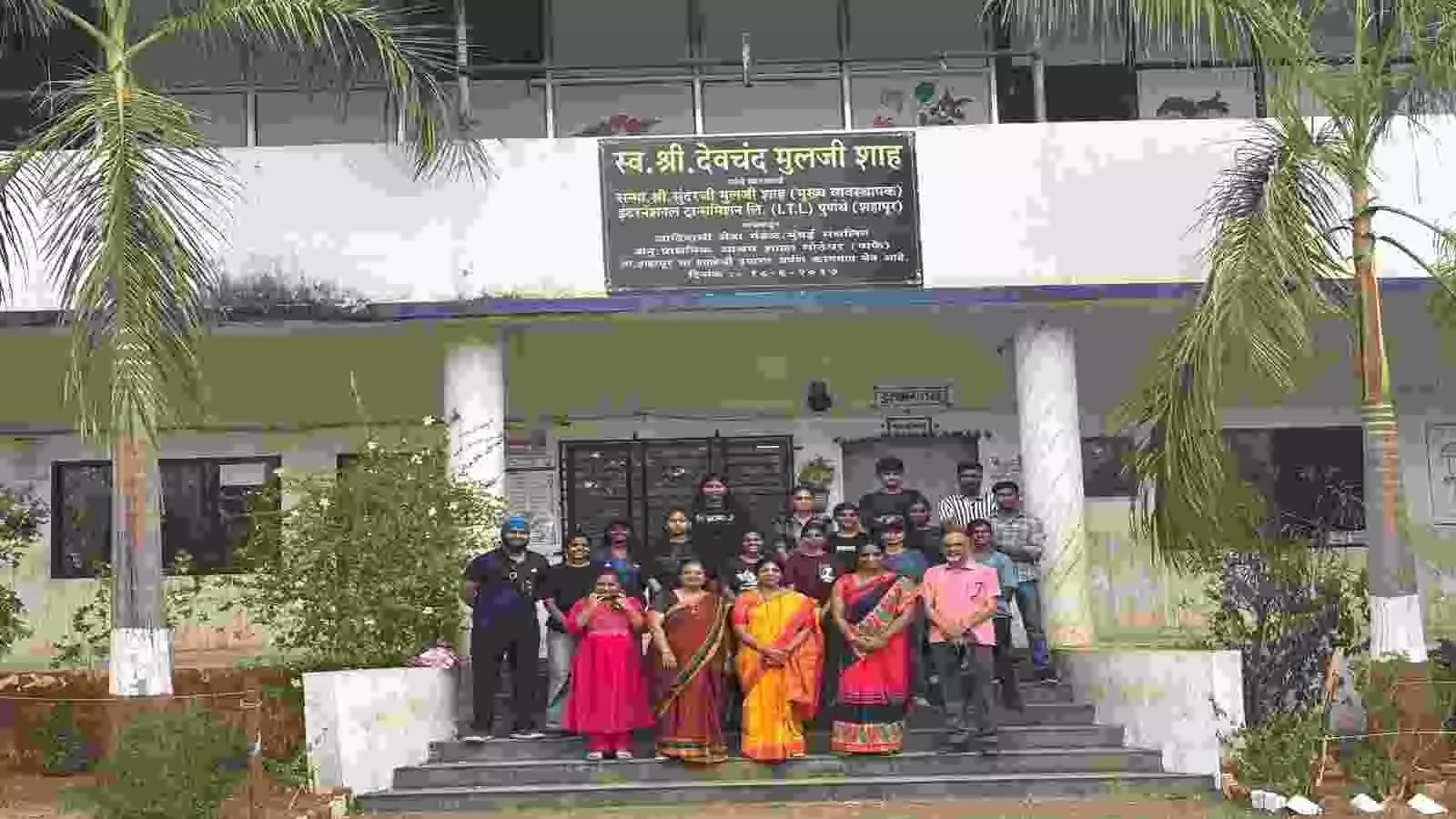 गोठेघर आश्रमशाला भवन के सामने सीढ़ियों पर खड़े SIES कॉलेज के शिक्षक और एनएसएस छात्र। गोठेघर आश्रमशाला भवन के सामने सीढ़ियों पर खड़े SIES कॉलेज के शिक्षक और एनएसएस छात्र।