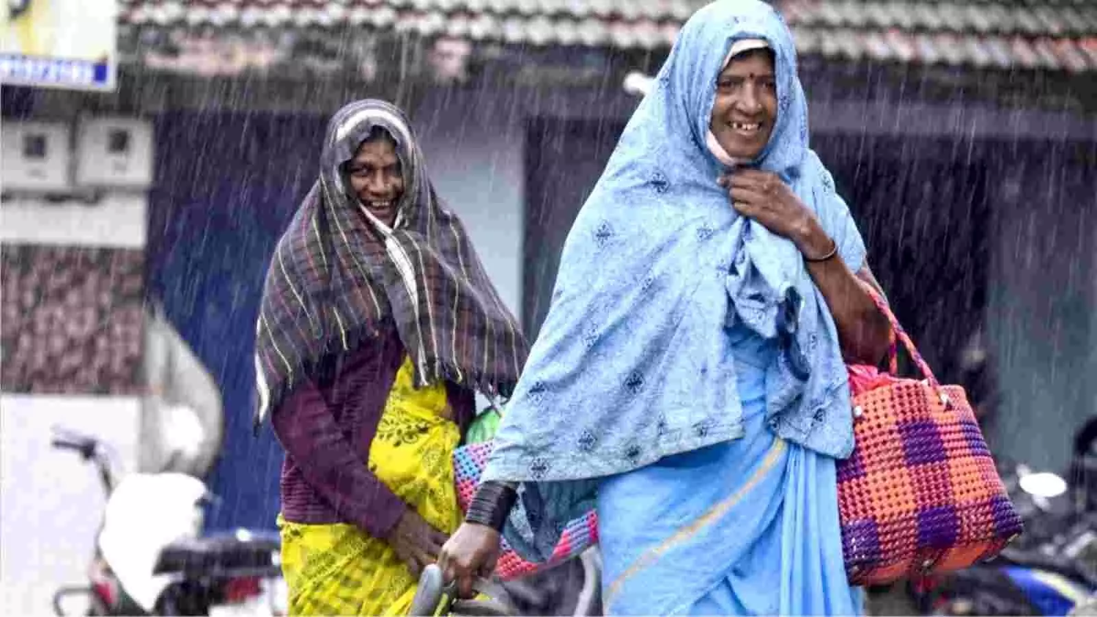 बारिश के दौरान सिर पर कपड़ा ओढ़े सड़क पर चलती दो हंसती हुई महिलाएं। बारिश के दौरान सिर पर कपड़ा ओढ़े सड़क पर चलती दो हंसती हुई महिलाएं।