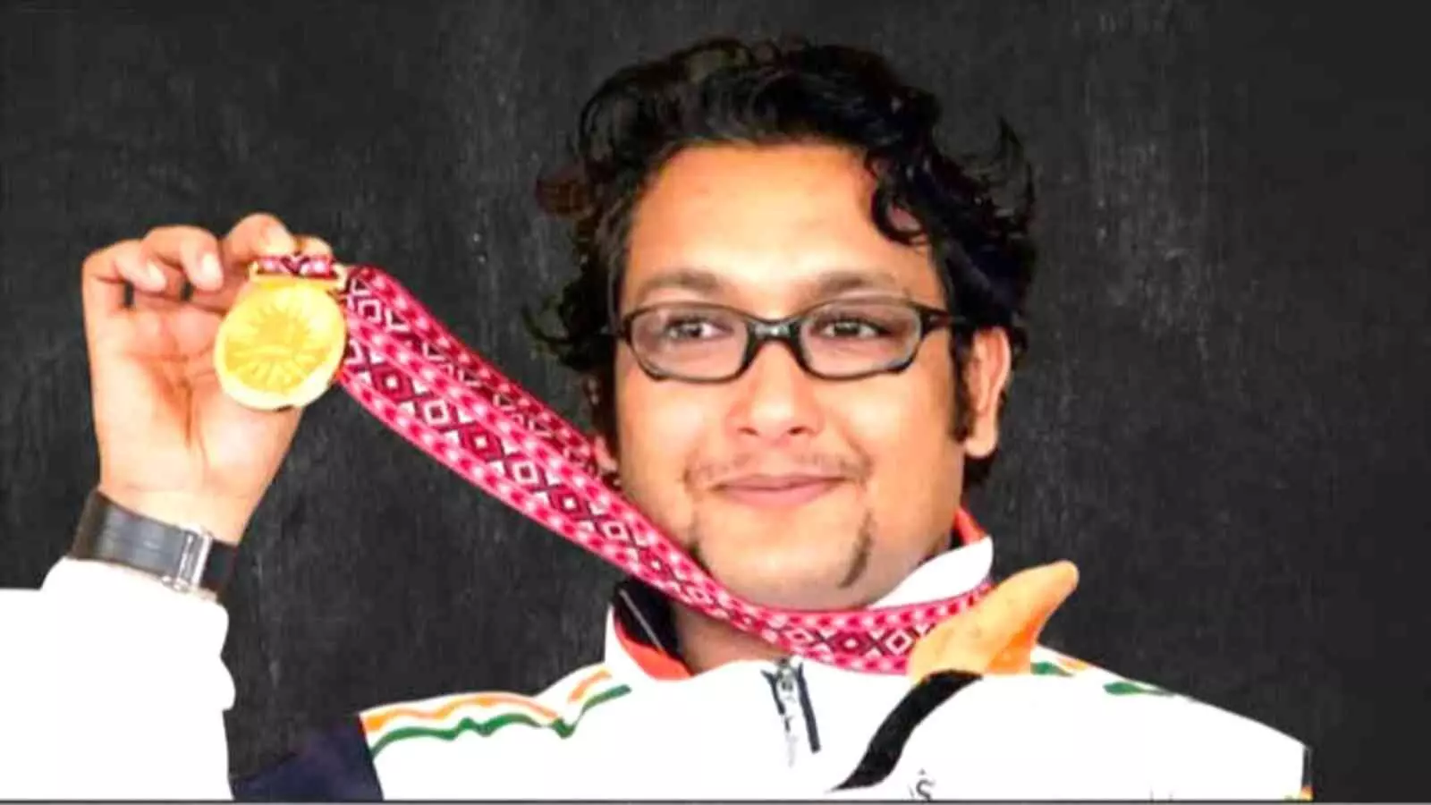 एक पूर्व खेल प्रतियोगिता के दौरान हाथ में स्वर्ण पदक पकड़े हुए मुस्कुराते हुए पूर्व भारतीय निशानेबाज जशपाल राणा। एक पूर्व खेल प्रतियोगिता के दौरान हाथ में स्वर्ण पदक पकड़े हुए मुस्कुराते हुए पूर्व भारतीय निशानेबाज जशपाल राणा।