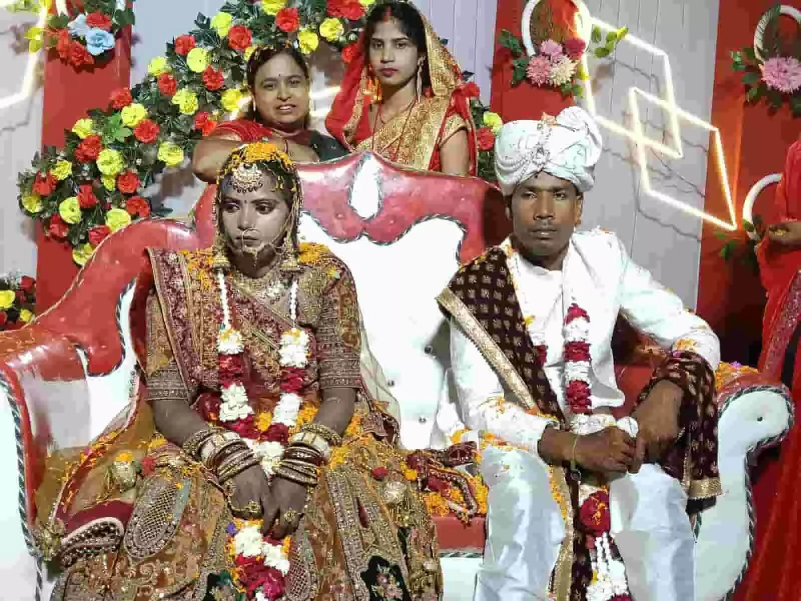 प्रयागराज में विवाह के चार दिन बाद मृतक संतोष कुमार की शादी की तस्वीर। प्रयागराज में विवाह के चार दिन बाद मृतक संतोष कुमार की शादी की तस्वीर।