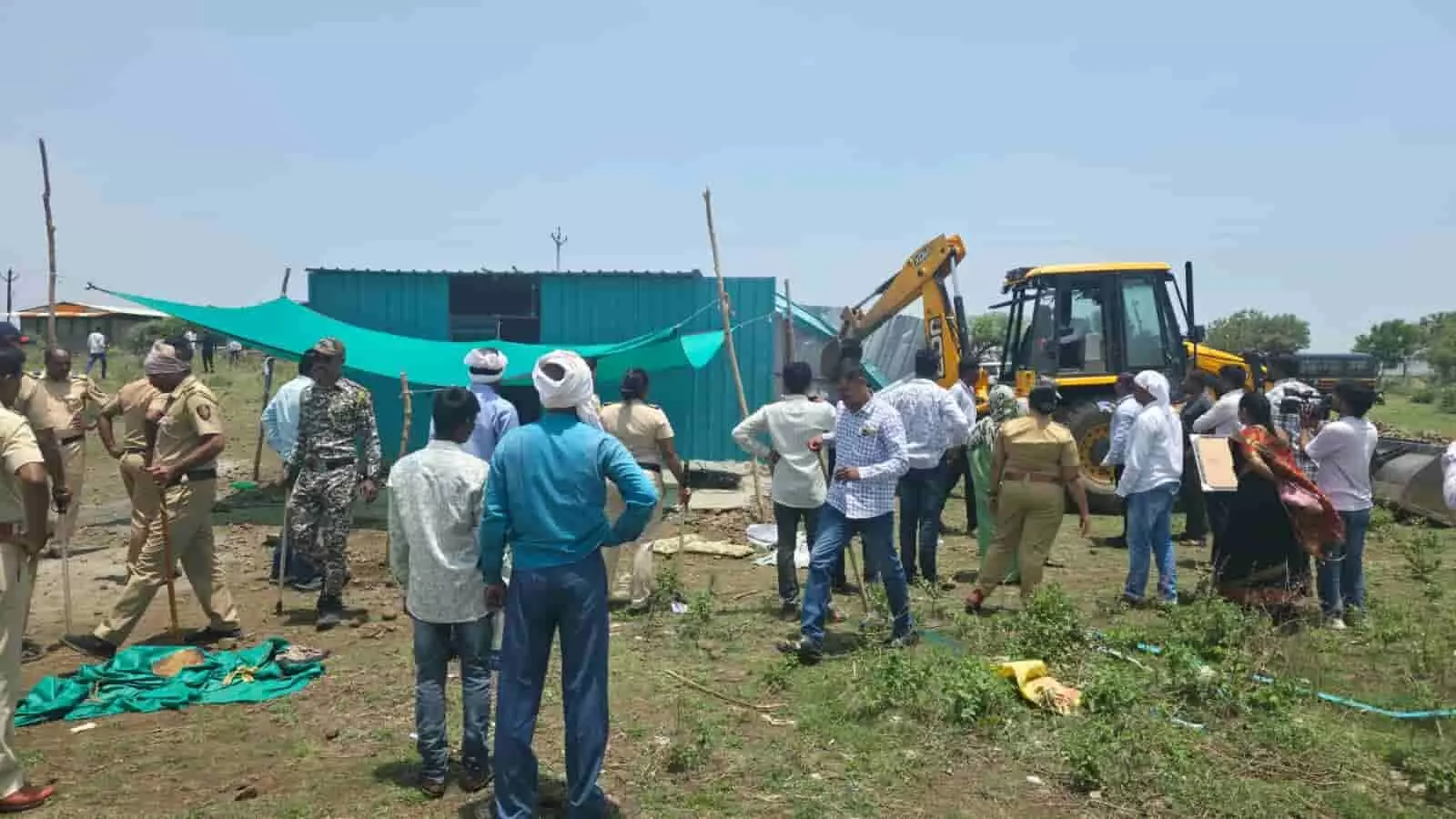 तस्वीर में प्रशासन और पुलिस अहमदपुर में अस्पताल की जमीन से अतिक्रमण हटाते हुए दिख रहे हैं। तस्वीर में प्रशासन और पुलिस अहमदपुर में अस्पताल की जमीन से अतिक्रमण हटाते हुए दिख रहे हैं।