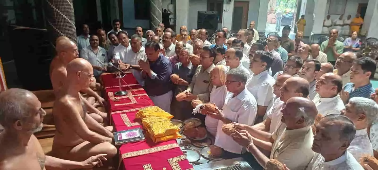 तस्वीर में जैन समाज के प्रतिनिधि तलवंडी मंदिर में मुनि संघ को श्रीफल अर्पित कर रहे हैं। तस्वीर में जैन समाज के प्रतिनिधि तलवंडी मंदिर में मुनि संघ को श्रीफल अर्पित कर रहे हैं।