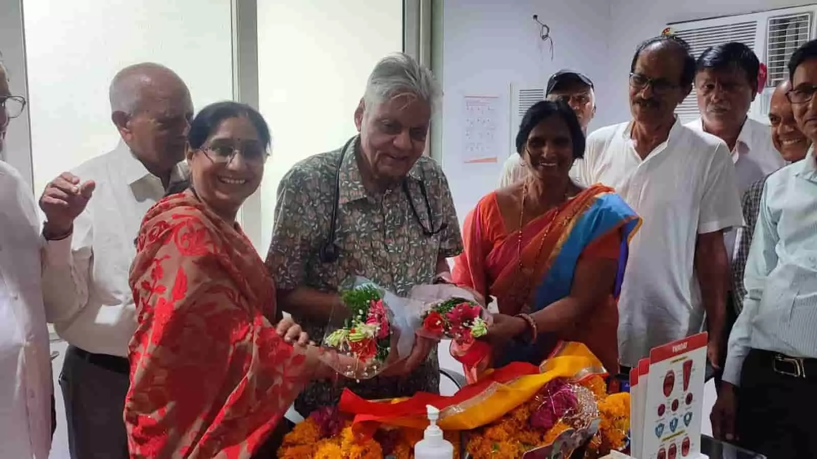 तस्वीर में डॉक्टर के.के. पारीक का कोटा में सीसीडीएसआई यूके चैप्टर अध्यक्ष बनने पर अभिनंदन किया जा रहा है। तस्वीर में डॉक्टर के.के. पारीक का कोटा में सीसीडीएसआई यूके चैप्टर अध्यक्ष बनने पर अभिनंदन किया जा रहा है।