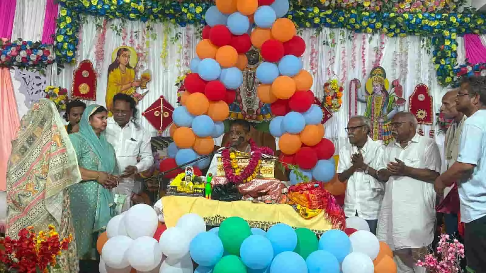 तस्वीर में महंत मुरारी लाल पाराशर डीग में भागवत कथा का प्रसंग सुना रहे हैं। तस्वीर में महंत मुरारी लाल पाराशर डीग में भागवत कथा का प्रसंग सुना रहे हैं।