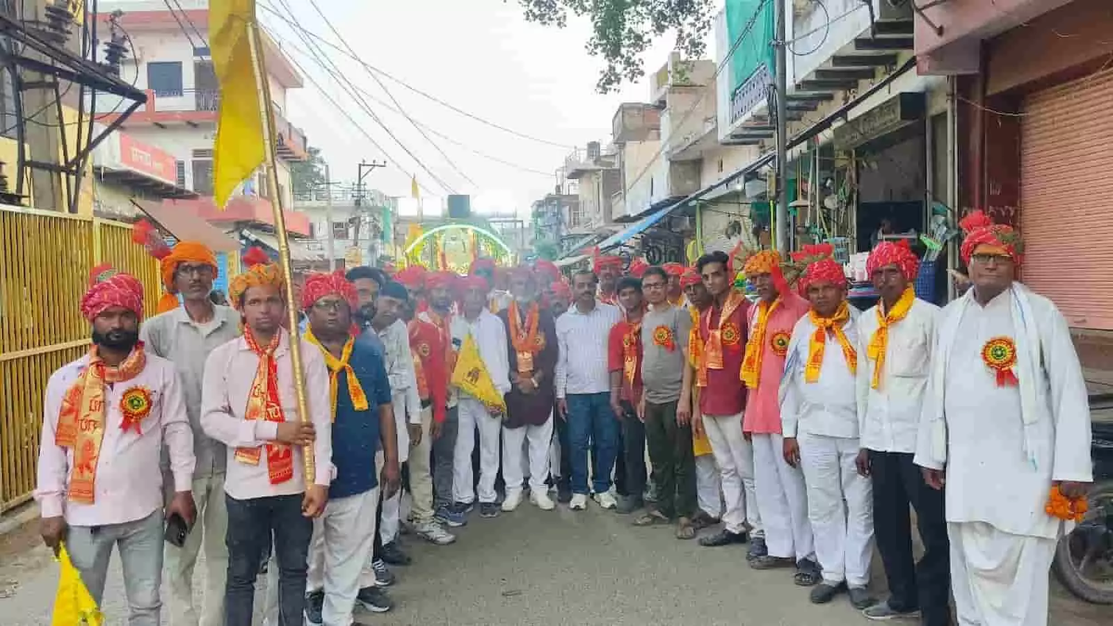 तस्वीर में बयाना में सैन जी महाराज की जयंती शोभायात्रा में शामिल श्रद्धालु दिख रहे हैं। तस्वीर में बयाना में सैन जी महाराज की जयंती शोभायात्रा में शामिल श्रद्धालु दिख रहे हैं।