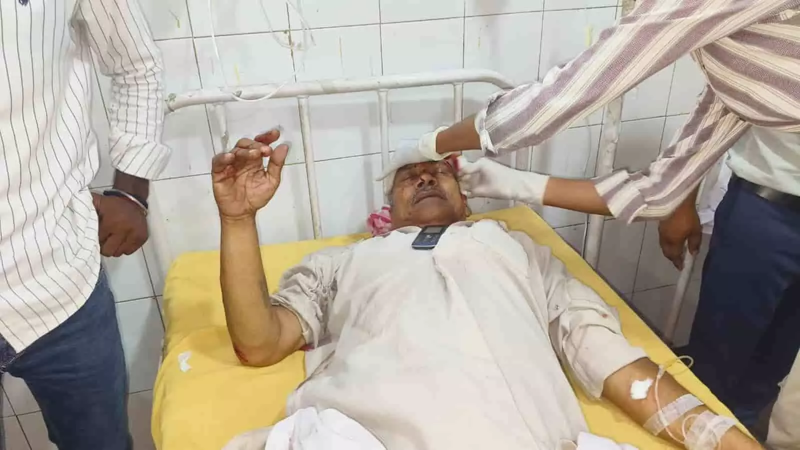 तस्वीर में अस्पताल में भर्ती घायल सहाब सिंह का उपचार करते स्वास्थ्य कर्मी। तस्वीर में अस्पताल में भर्ती घायल सहाब सिंह का उपचार करते स्वास्थ्य कर्मी।