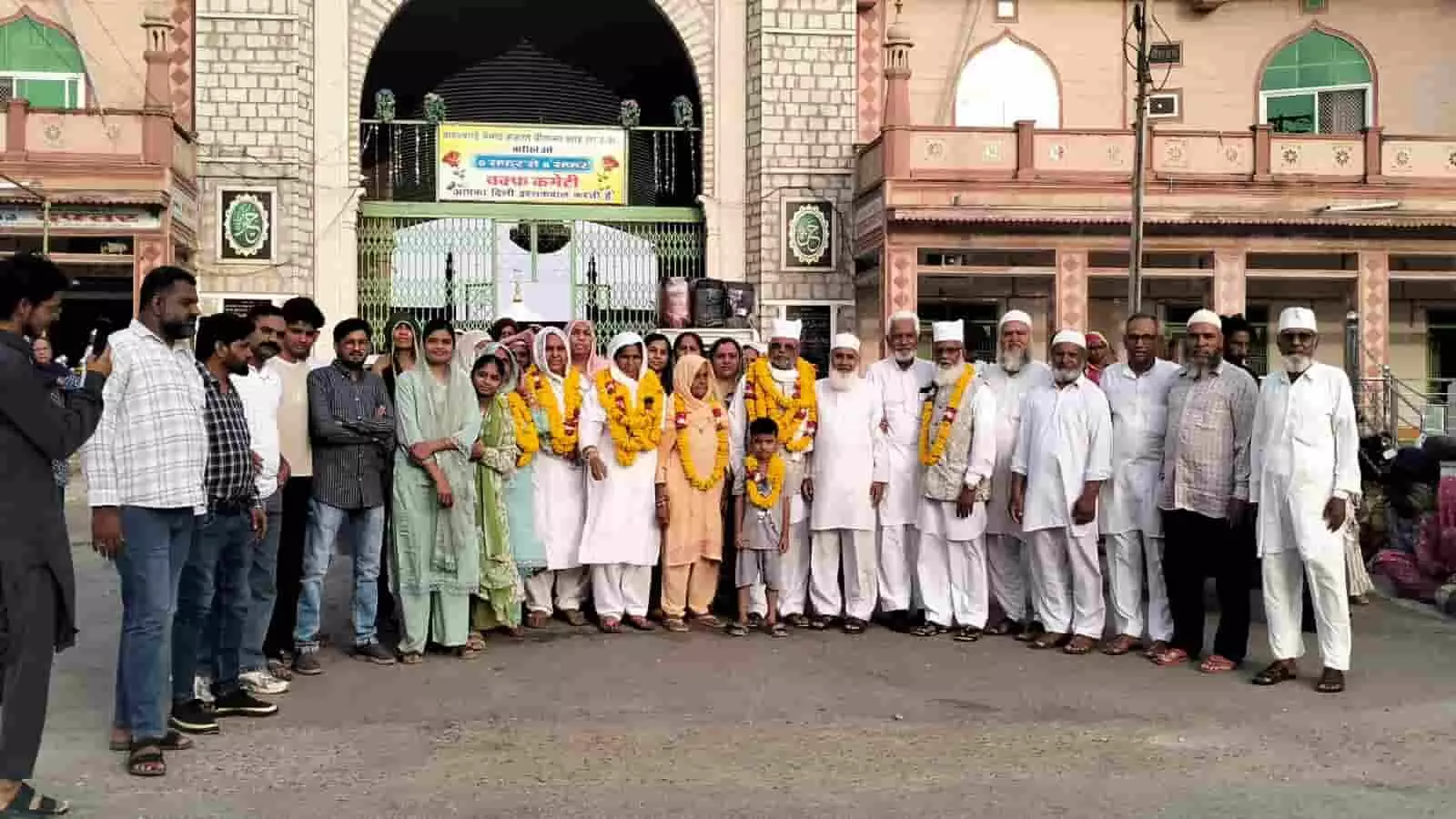 आमेट में हज यात्रा से लौटे हाजियों का दरगाह परिसर में स्वागत किया गया। आमेट में हज यात्रा से लौटे हाजियों का दरगाह परिसर में स्वागत किया गया।