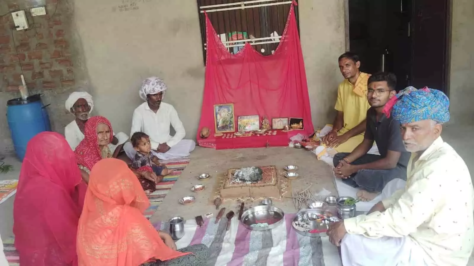 तस्वीर में वीरधोलीया गांव के ग्रामीण गायत्री यज्ञ के दौरान पूजा-अर्चना करते हुए दिख रहे हैं। तस्वीर में वीरधोलीया गांव के ग्रामीण गायत्री यज्ञ के दौरान पूजा-अर्चना करते हुए दिख रहे हैं।
