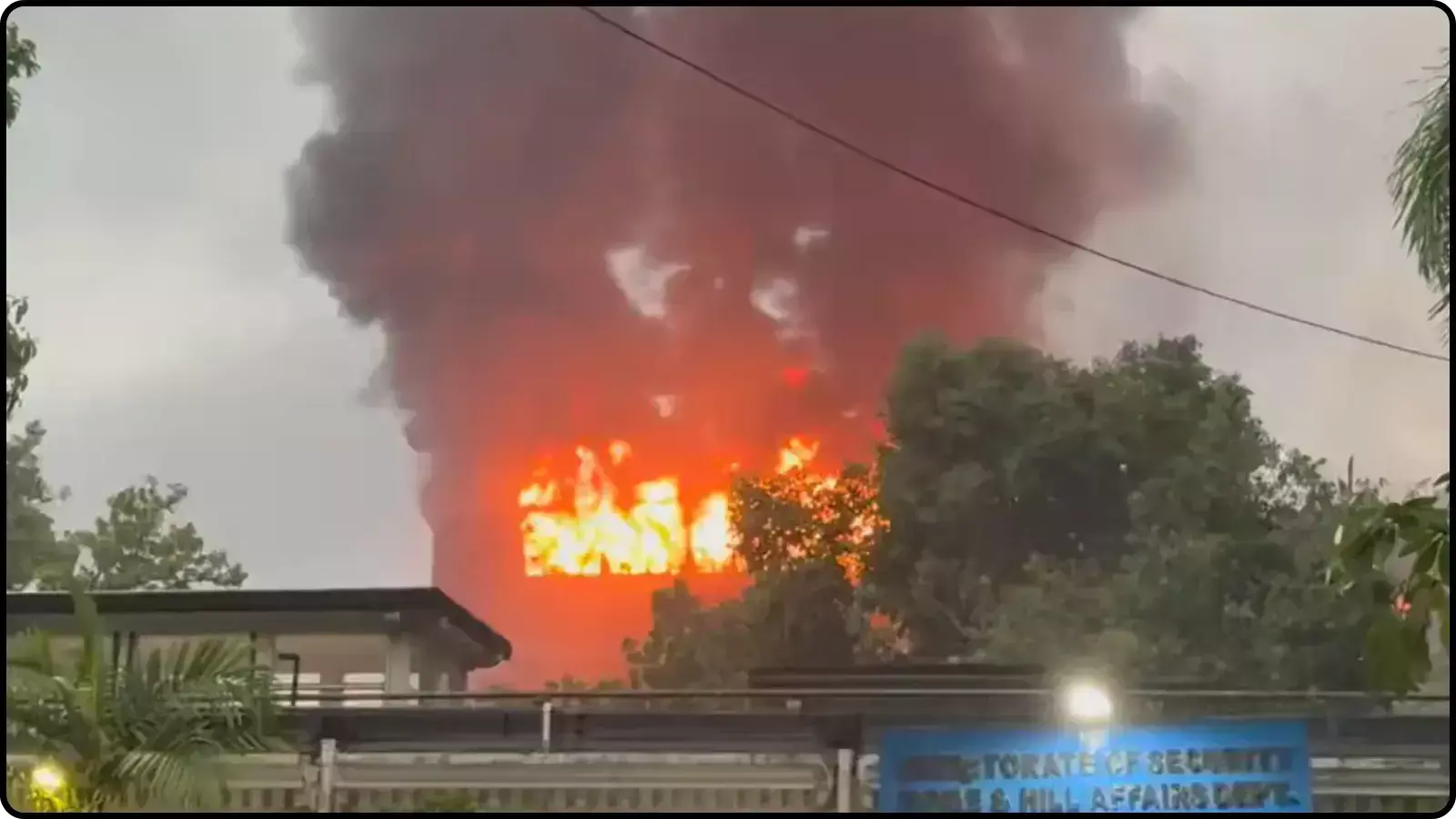 कोलकाता के अलीपुर में दक्षिण 24 परगना जिला परिषद कार्यालय के सरकारी भवन की ऊपरी मंजिलों से निकलता हुआ आग का धुआं और तेज लपटें। कोलकाता के अलीपुर में दक्षिण 24 परगना जिला परिषद कार्यालय के सरकारी भवन की ऊपरी मंजिलों से निकलता हुआ आग का धुआं और तेज लपटें।