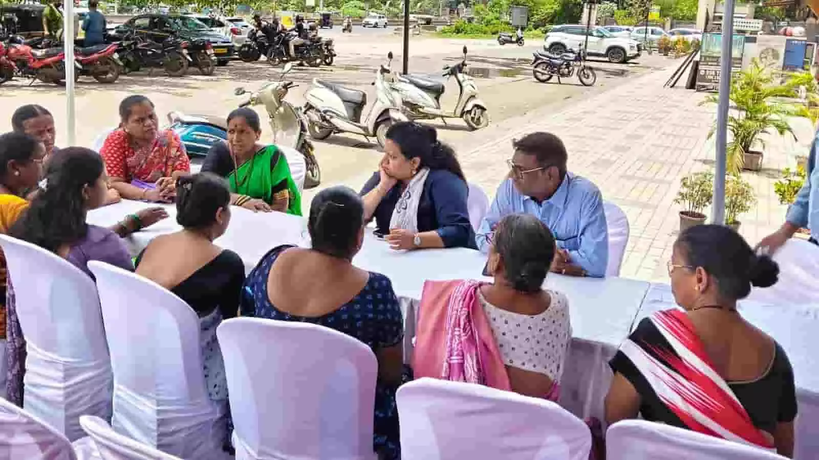 तस्वीर में टोरेंट पावर और महावितरण के अधिकारी शिल में उपभोक्ताओं को मार्गदर्शन दे रहे हैं। तस्वीर में टोरेंट पावर और महावितरण के अधिकारी शिल में उपभोक्ताओं को मार्गदर्शन दे रहे हैं।