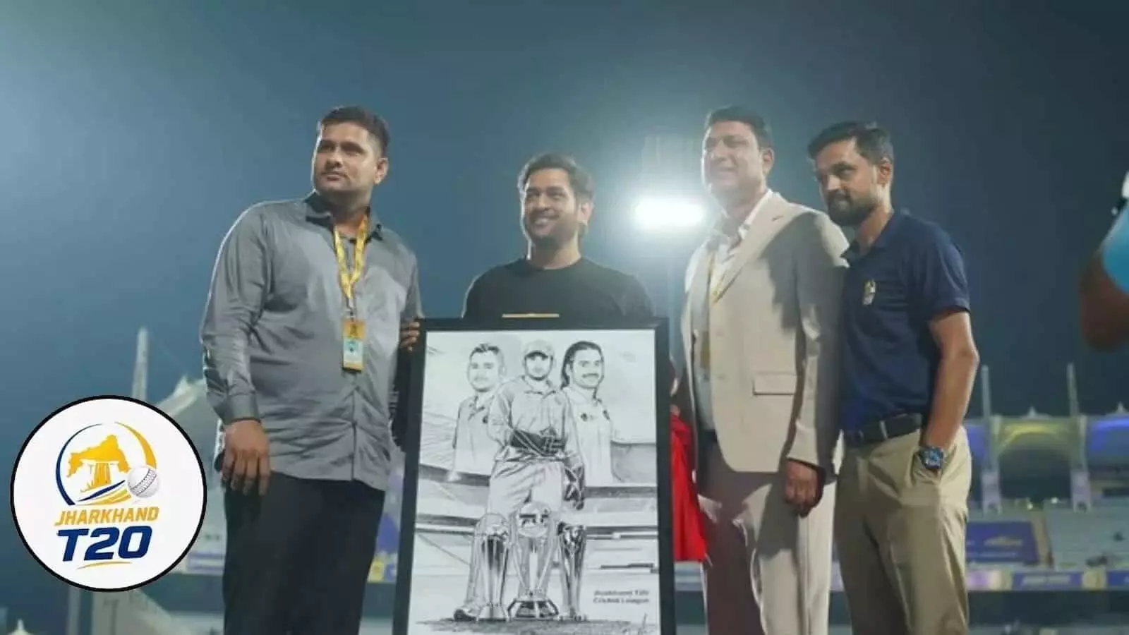 तस्वीर में पूर्व क्रिकेटर महेंद्र सिंह धोनी अन्य खेल पदाधिकारियों के साथ अपनी एक स्कैच पेंटिंग को थामे हुए खड़े दिख रहे हैं। तस्वीर में पूर्व क्रिकेटर महेंद्र सिंह धोनी अन्य खेल पदाधिकारियों के साथ अपनी एक स्कैच पेंटिंग को थामे हुए खड़े दिख रहे हैं।